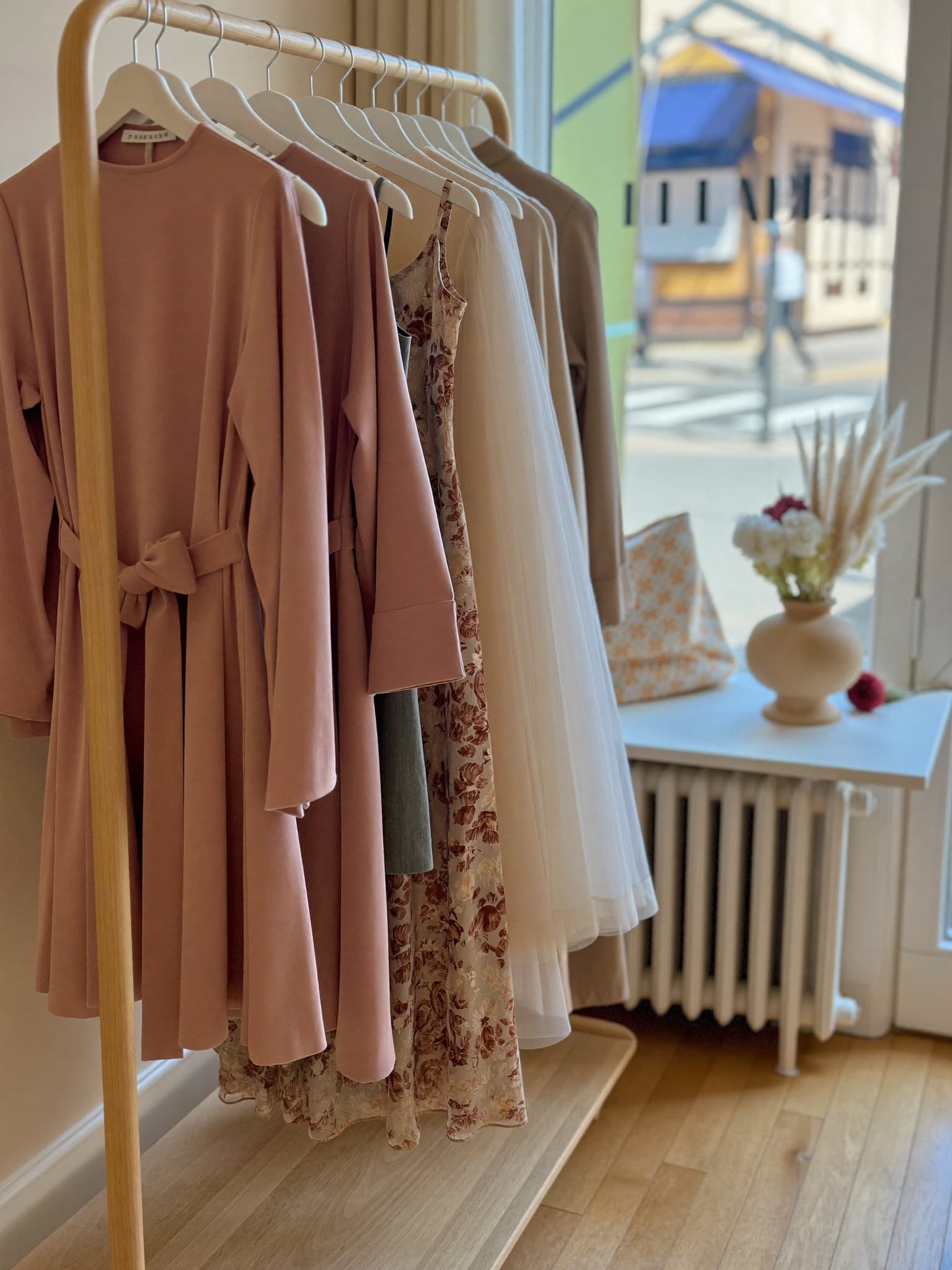 Warmes Interieur der Lunis-Mode-Boutique mit festlichen Kleidern
