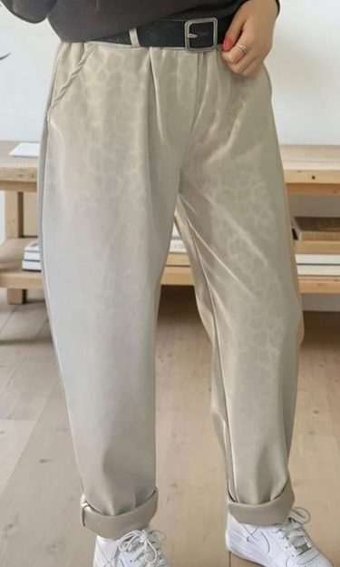 Hose mit leicht glänzender Beschichtung